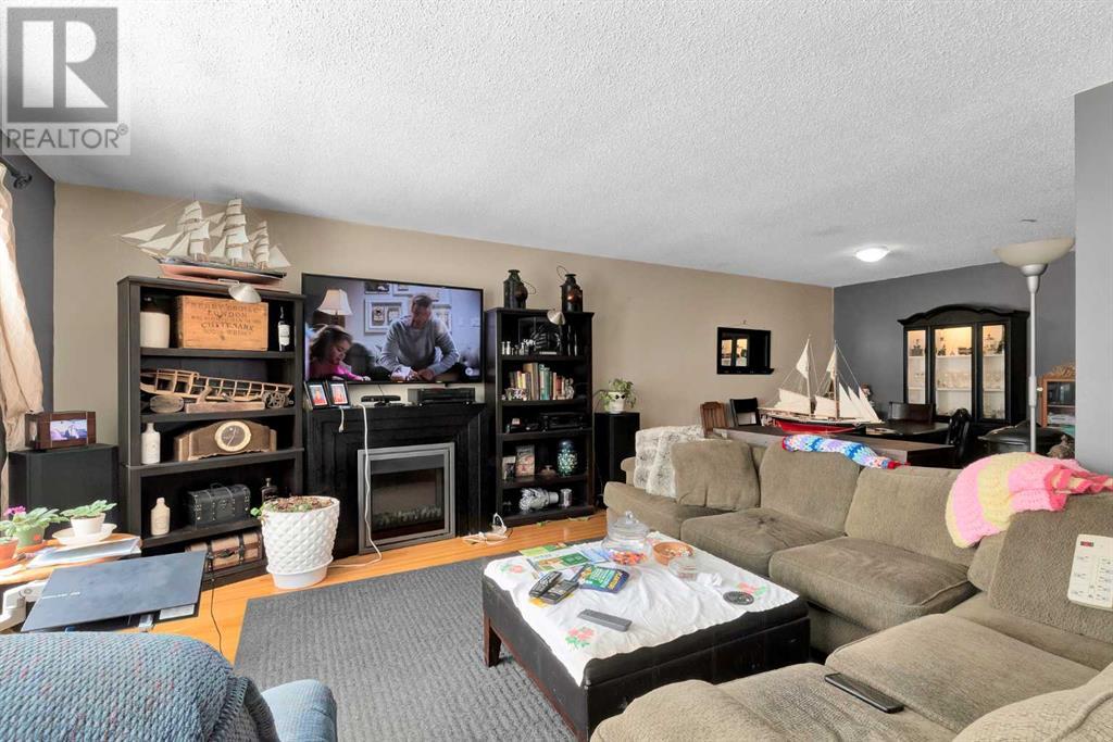 7321 & 7323 Huntertown Crescent Nw, Calgary, Alberta  T2K 4K3 - Photo 10 - A2208983