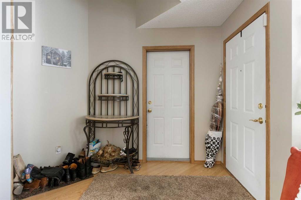 107 Somercrest Gardens Sw, Calgary, Alberta  T2Y 3K6 - Photo 3 - A2212319