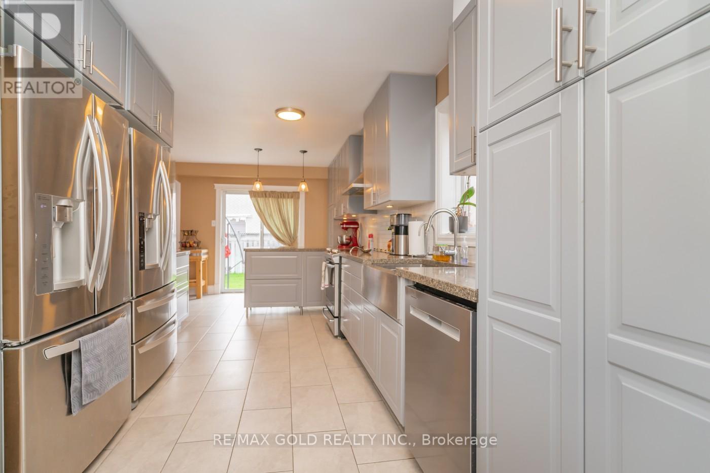 51 Pebblestone Circle, Brampton, Ontario  L6X 4N2 - Photo 12 - W12124364