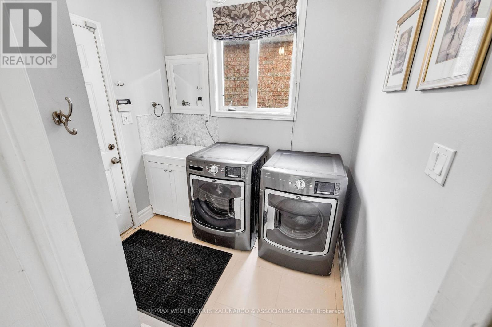 7 Southbury Manor Drive, Caledon, Ontario  L7E 1X7 - Photo 14 - W12124466