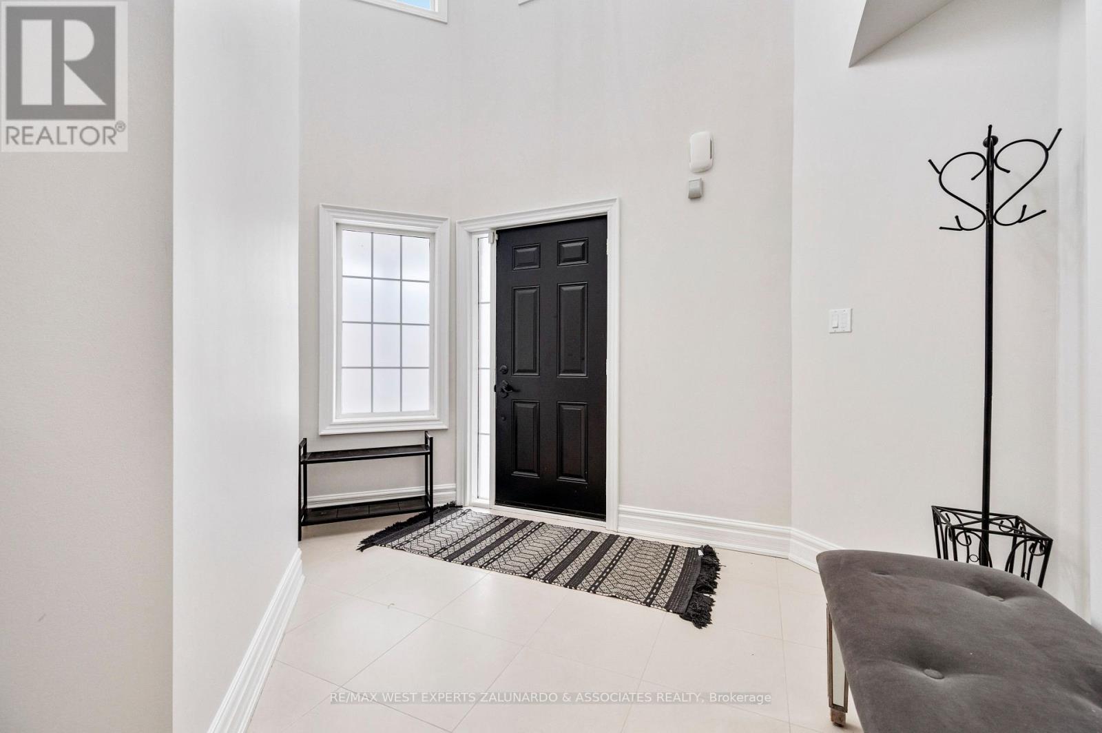 7 Southbury Manor Drive, Caledon, Ontario  L7E 1X7 - Photo 3 - W12124466