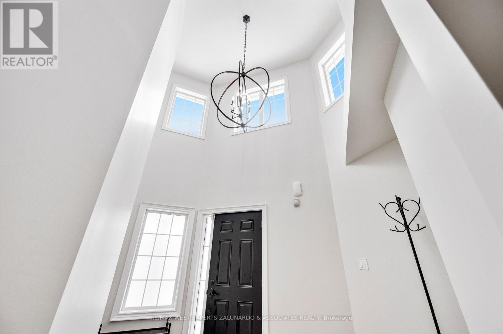 7 Southbury Manor Drive, Caledon, Ontario  L7E 1X7 - Photo 4 - W12124466
