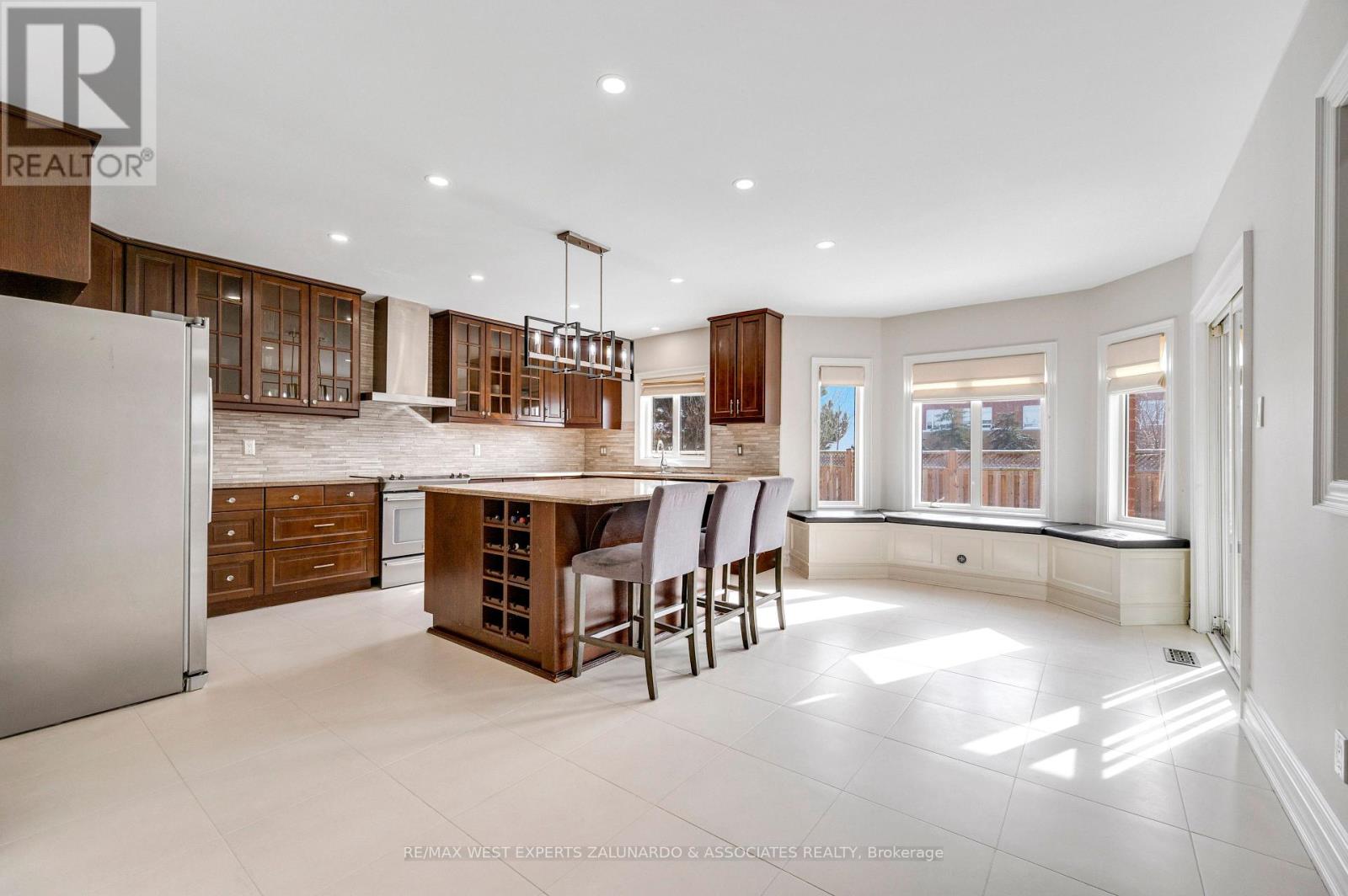 7 Southbury Manor Drive, Caledon, Ontario  L7E 1X7 - Photo 5 - W12124466