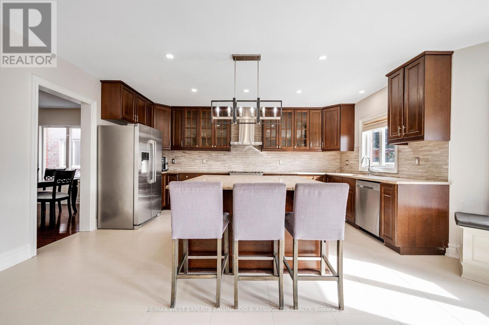 7 Southbury Manor Drive, Caledon, Ontario  L7E 1X7 - Photo 6 - W12124466