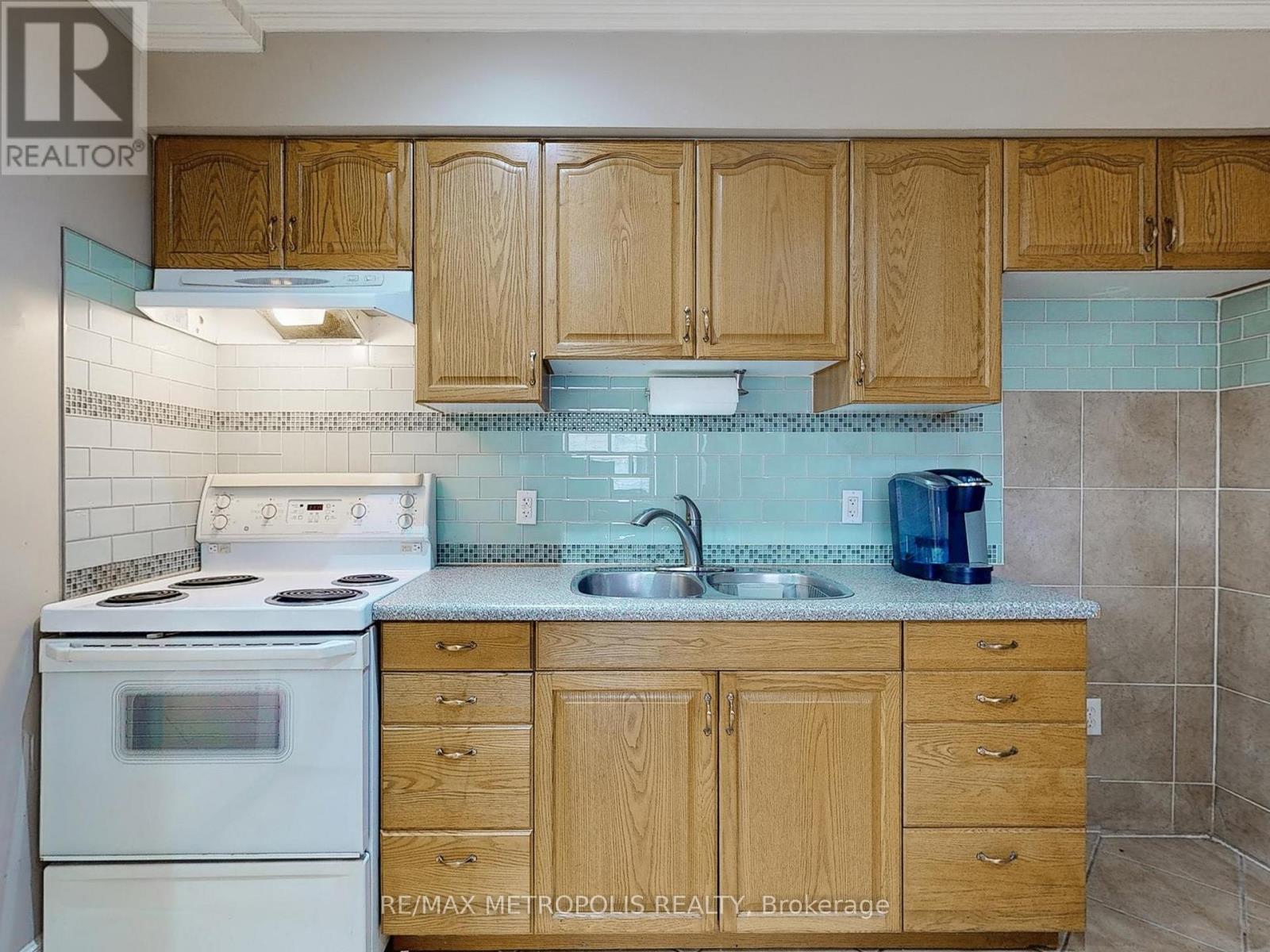 48 Hyde Avenue, Toronto, Ontario  M6M 1J4 - Photo 19 - W12124477