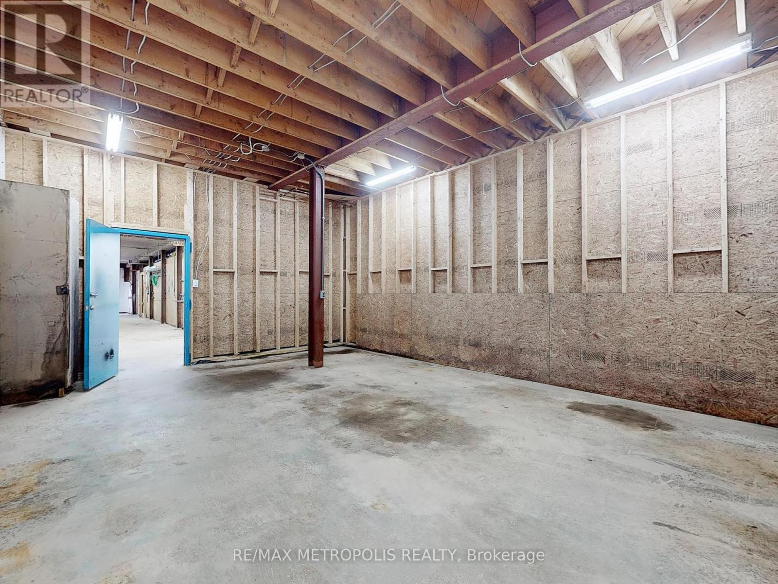 48 Hyde Avenue, Toronto, Ontario  M6M 1J4 - Photo 8 - W12124477
