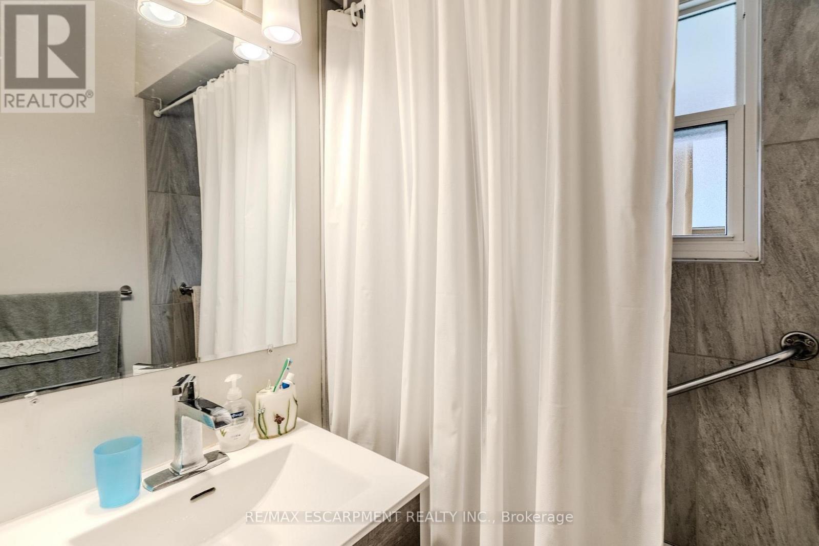 33 Brucedale Avenue E, Hamilton, Ontario  L9A 1N1 - Photo 10 - X12124305