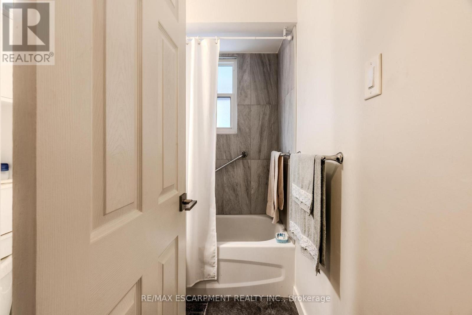 33 Brucedale Avenue E, Hamilton, Ontario  L9A 1N1 - Photo 11 - X12124305