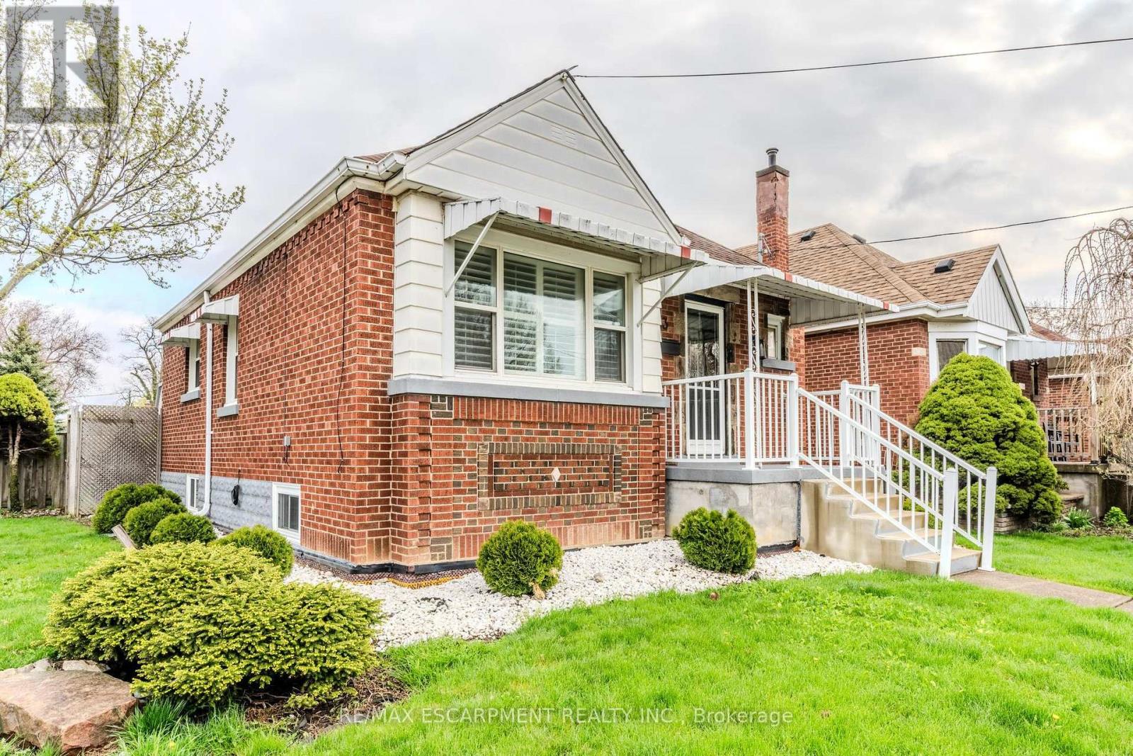 33 Brucedale Avenue E, Hamilton, Ontario  L9A 1N1 - Photo 2 - X12124305
