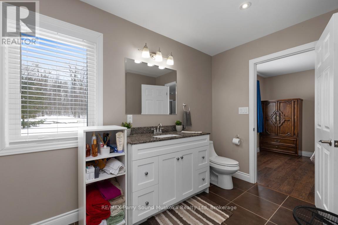 52 Meadows Avenue, Tay, Ontario L0K 2C0 - Photo 18 - S12117862