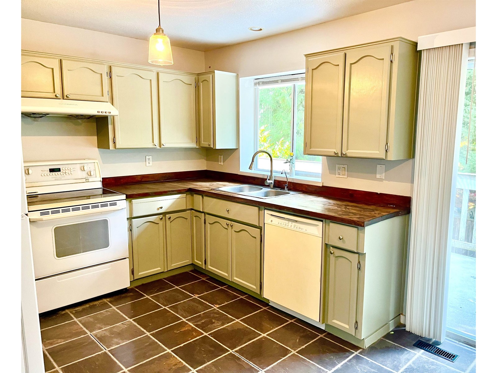 Property at 2226 152 STREET image 3