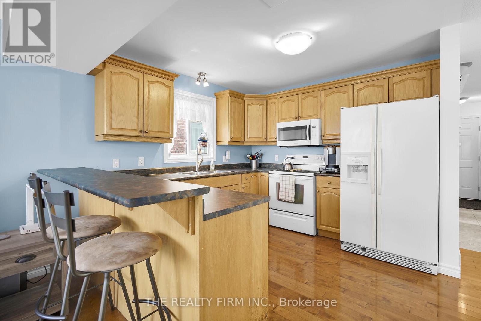 Photo 6 of 36 for 546 Cudmore Crescent
