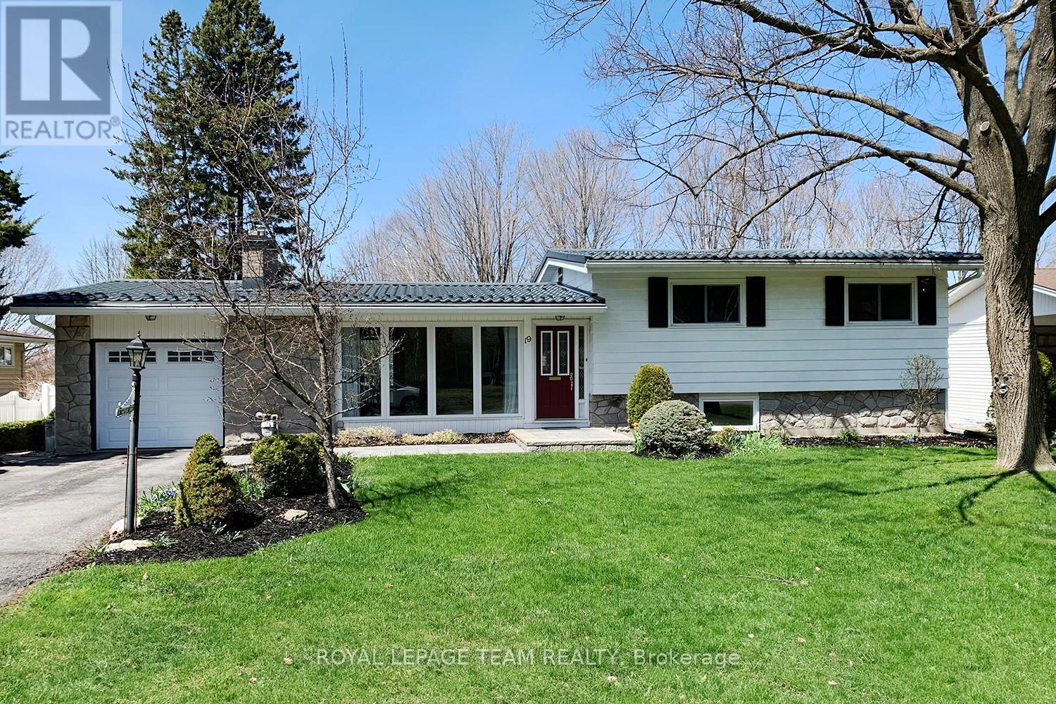 19 PINEPOINT DRIVE, Ottawa, Ontario