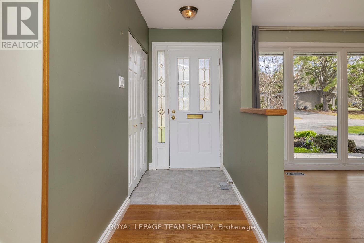 19 Pinepoint Drive, Ottawa, Ontario  K2H 6B1 - Photo 4 - X12124619