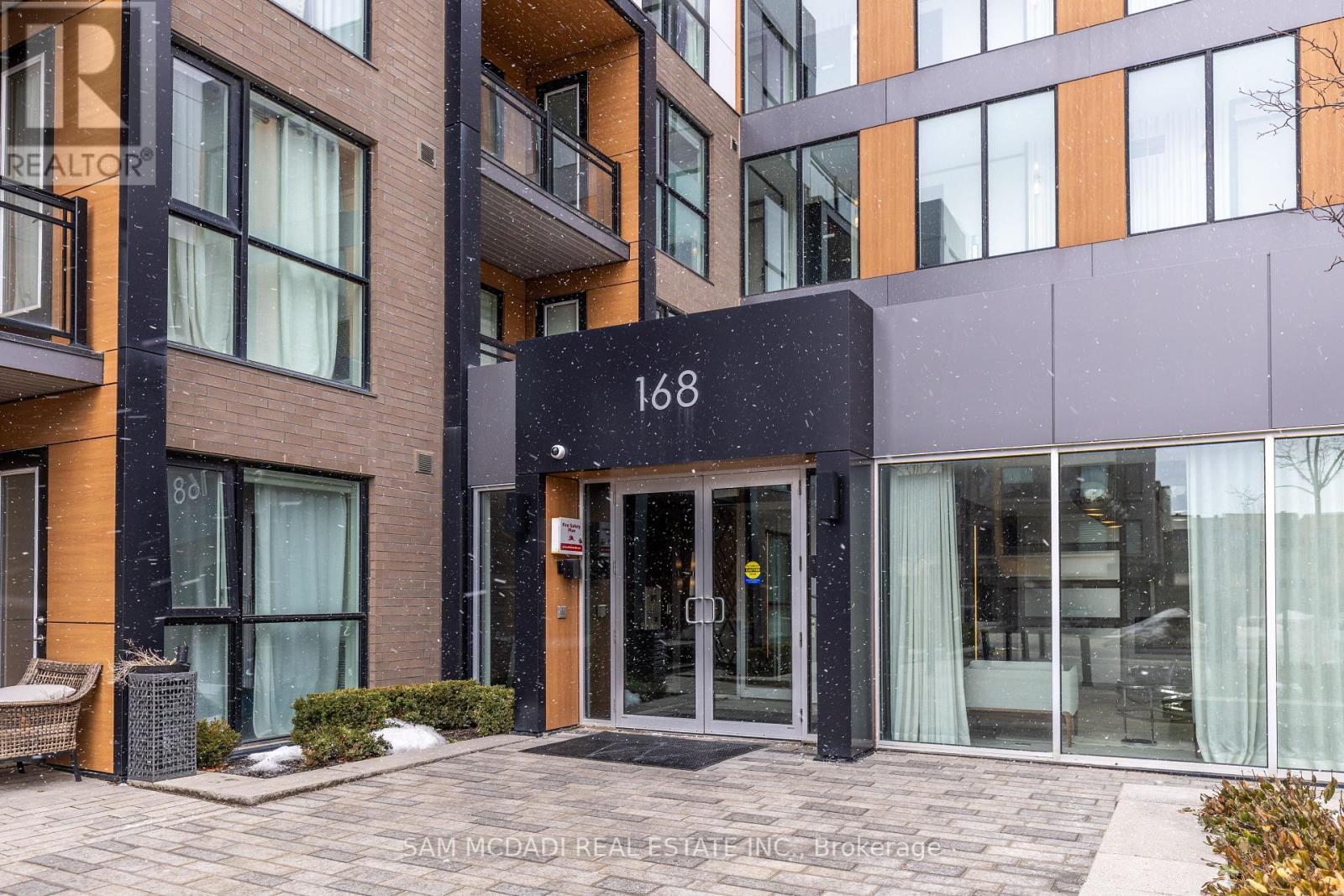 105 - 168 Sabina Drive, Oakville, Ontario  L6H 7C3 - Photo 2 - W12124513