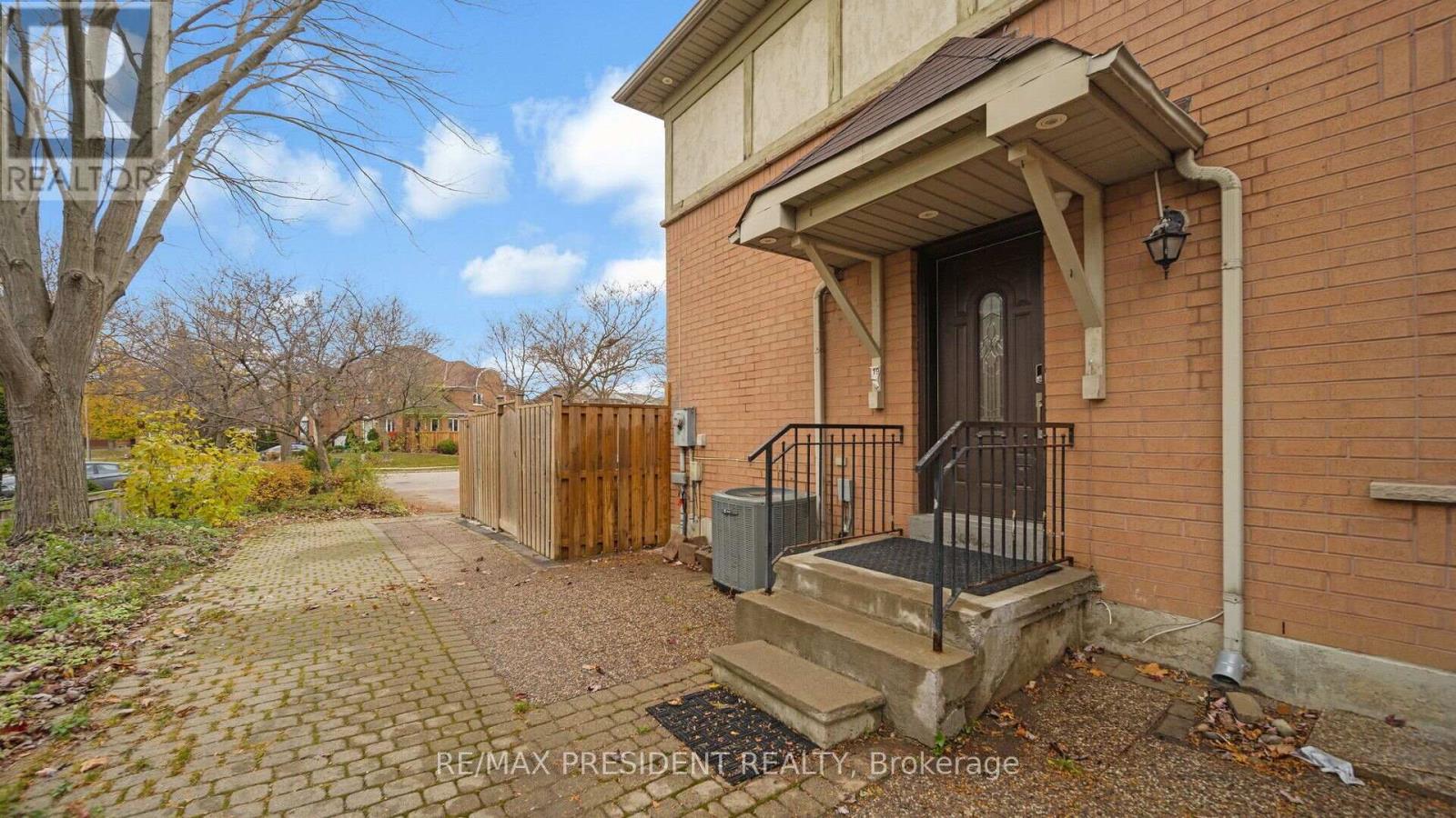 19 Quail Feather Crescent, Brampton, Ontario  L6R 1S7 - Photo 4 - W12124696
