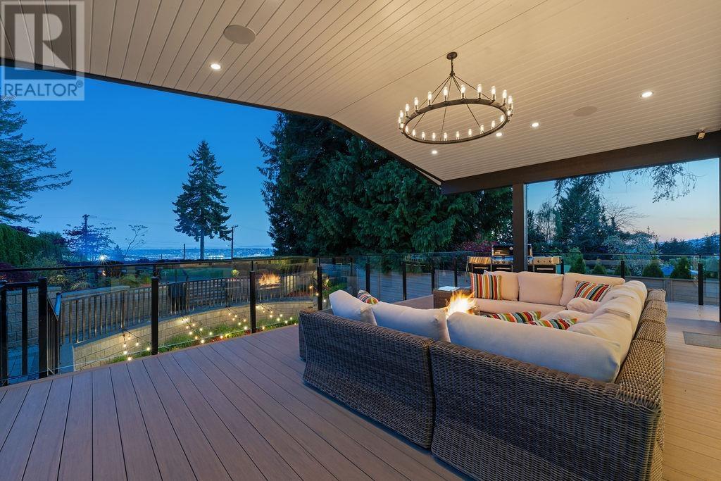 105 Monte Vista Court, North Vancouver, British Columbia  V7N 4N1 - Photo 2 - R2998012