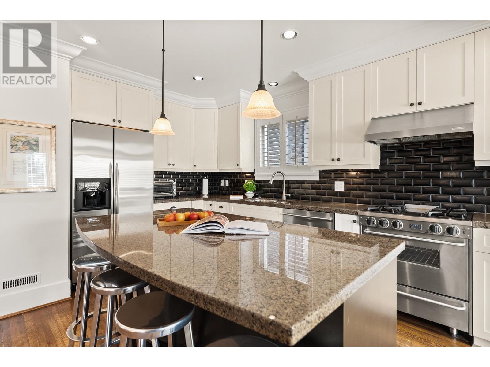 Listing Picture 9 of 37 : 3550 W 31ST AVENUE, Vancouver / 溫哥華 - 魯藝地產 Yvonne Lu Group - MLS Medallion Club Member