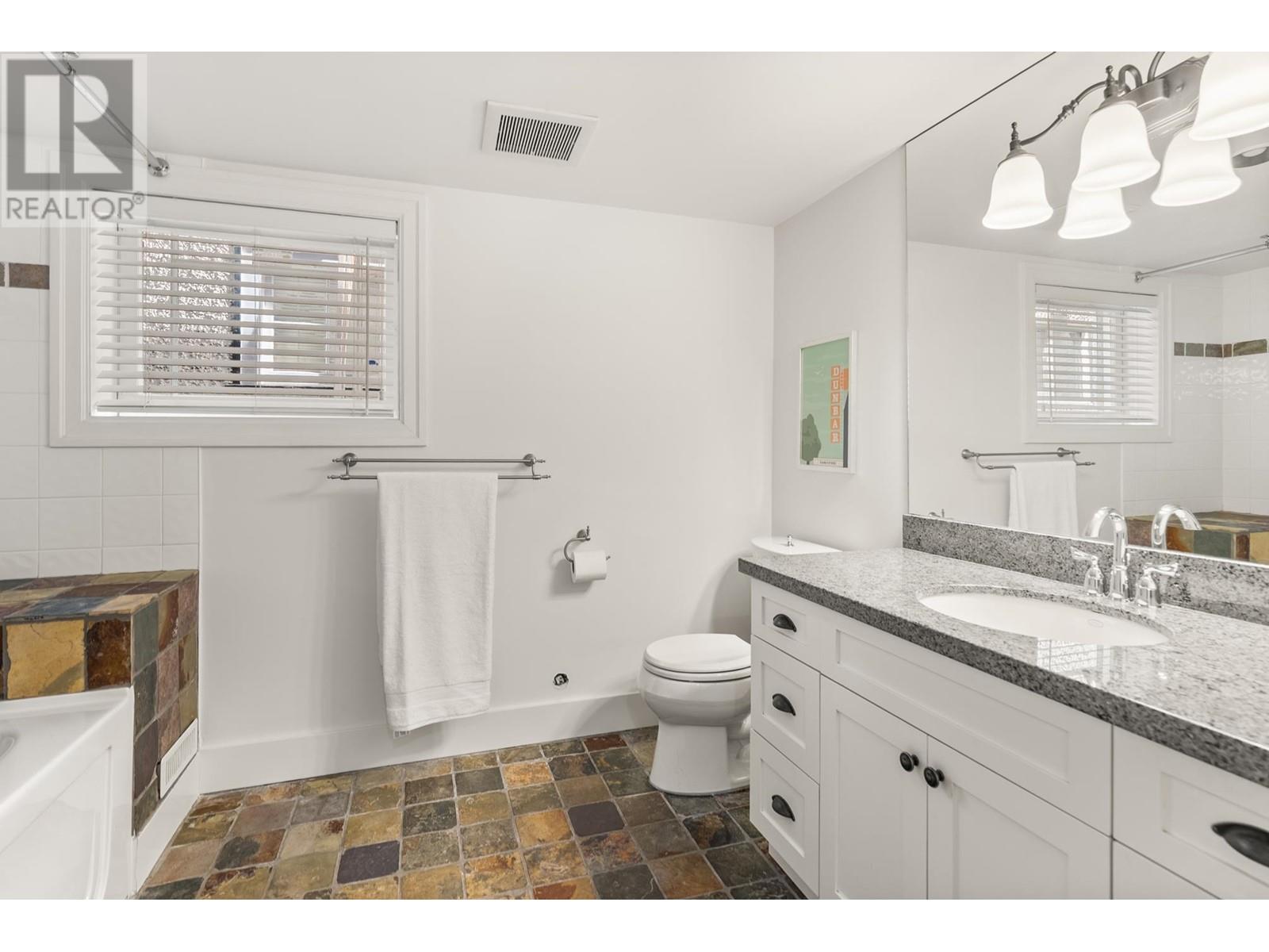 Listing Picture 27 of 37 : 3550 W 31ST AVENUE, Vancouver / 溫哥華 - 魯藝地產 Yvonne Lu Group - MLS Medallion Club Member