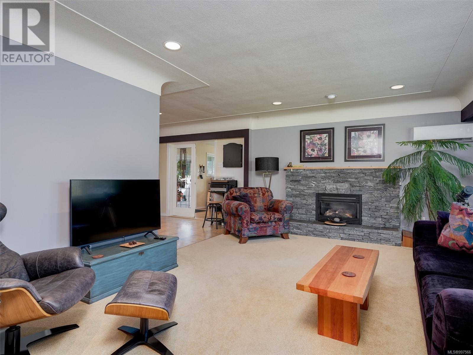 Property at 888 Falaise Cres image 2