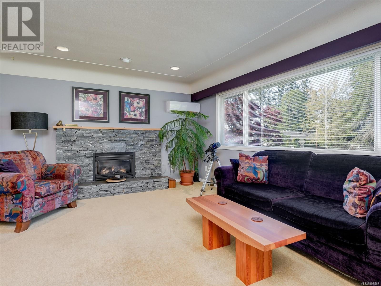 Property at 888 Falaise Cres image 3