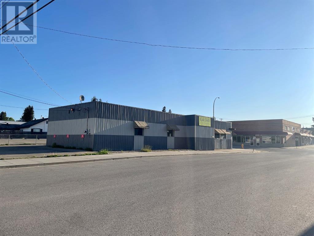 Property at 502 50 Street image 2