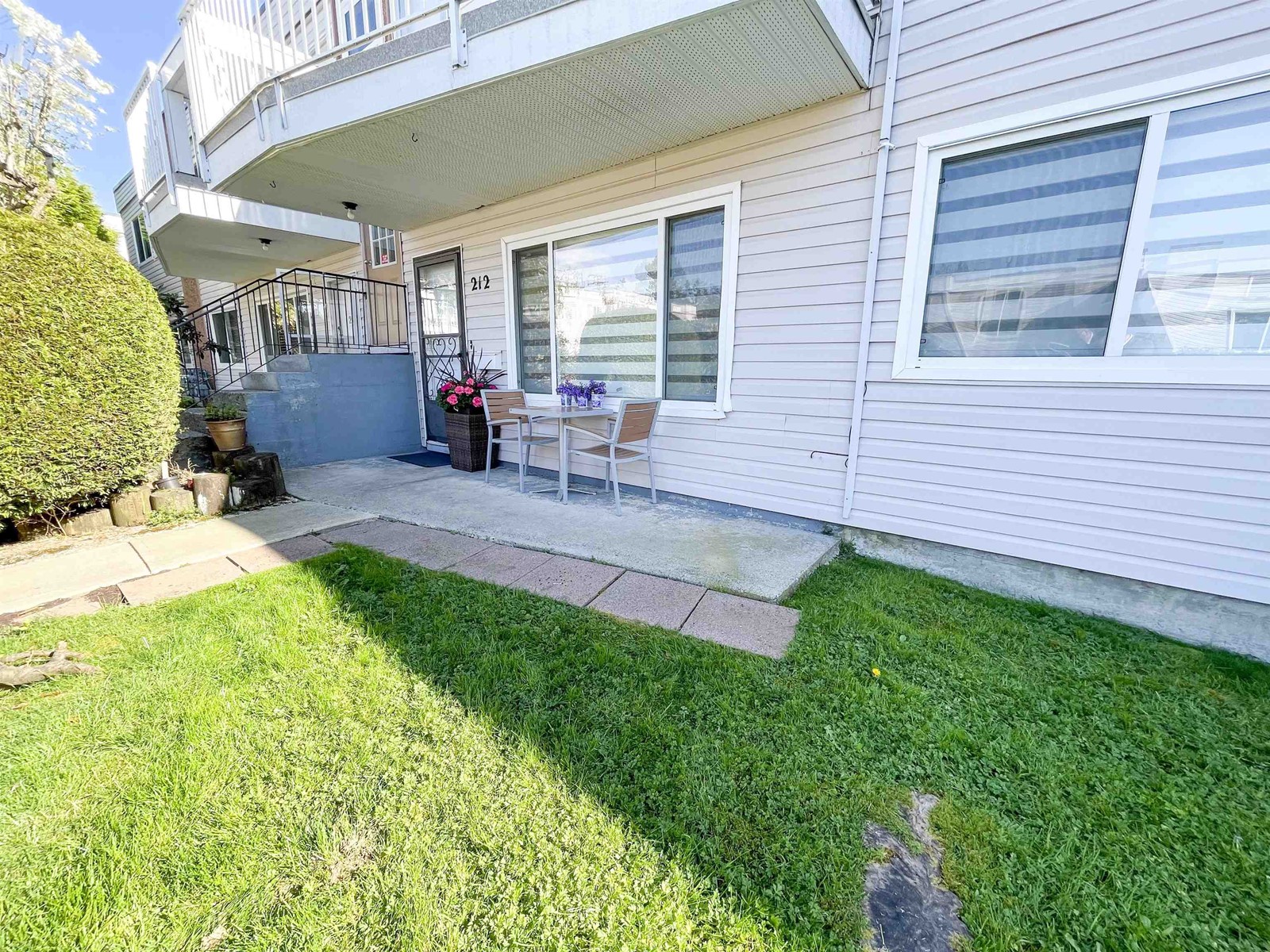 Property at 212 11901 89A AVENUE image 2