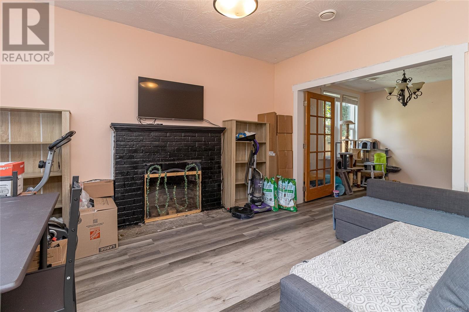 Property at 1094 Nagle St image 3