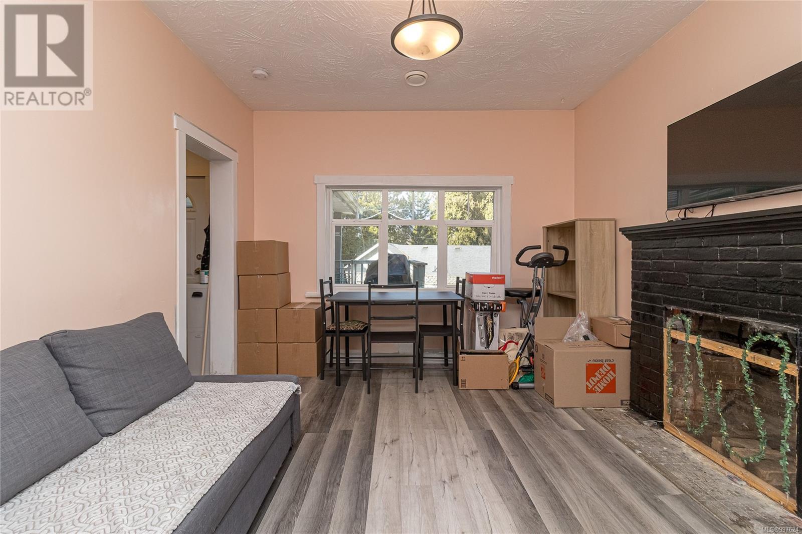 Property at 1094 Nagle St image 4