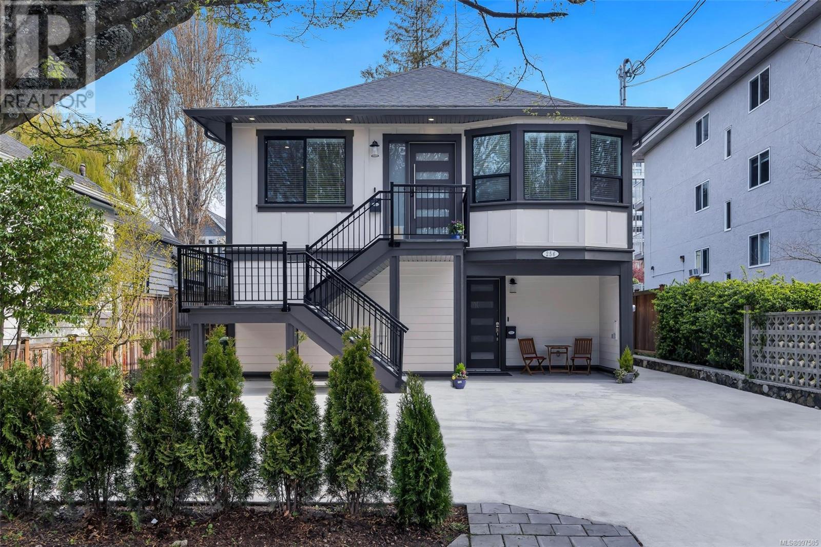 Property at 256 Superior St image 1
