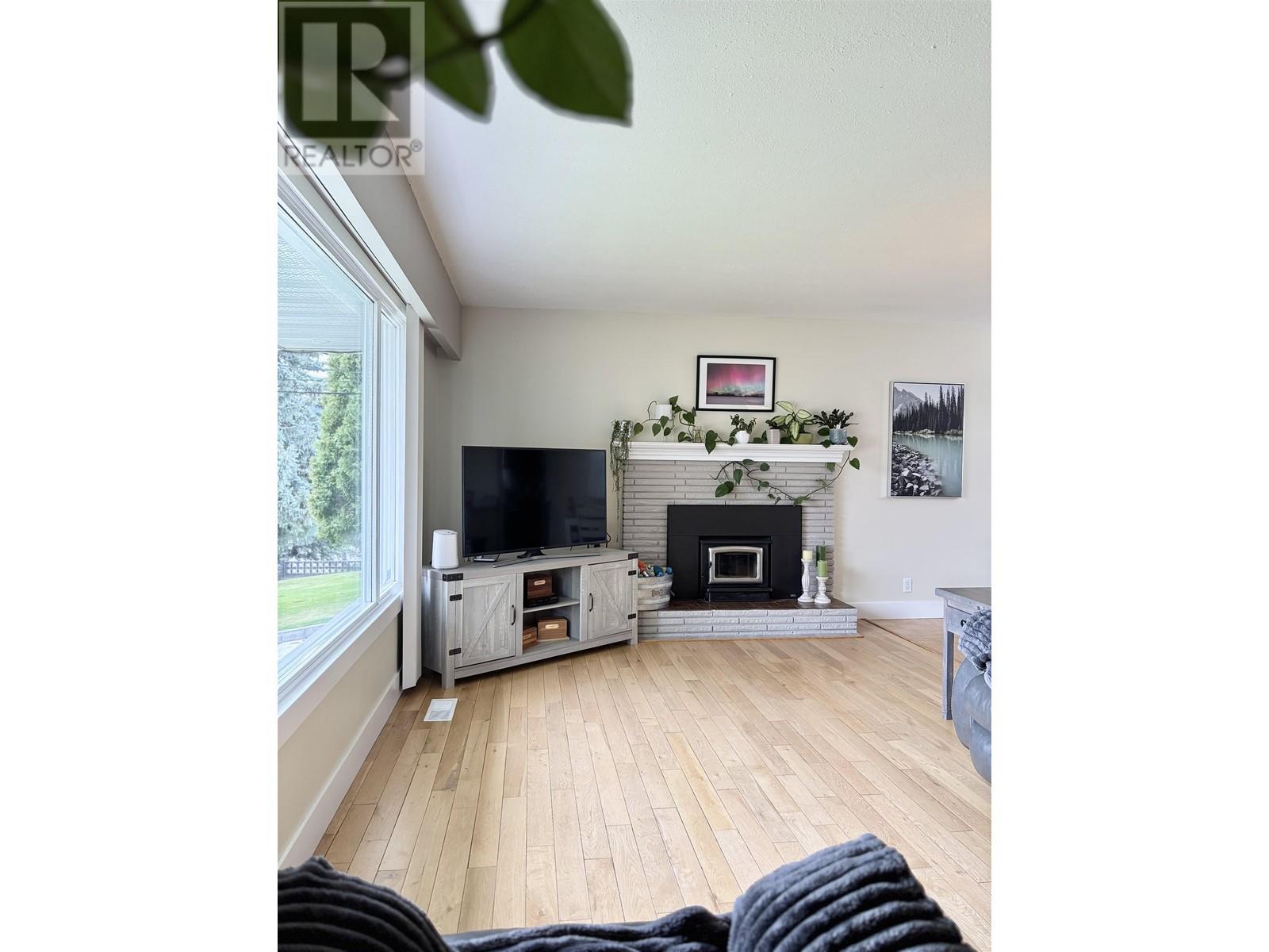 Property at 632 JOHNSON STREET image 5