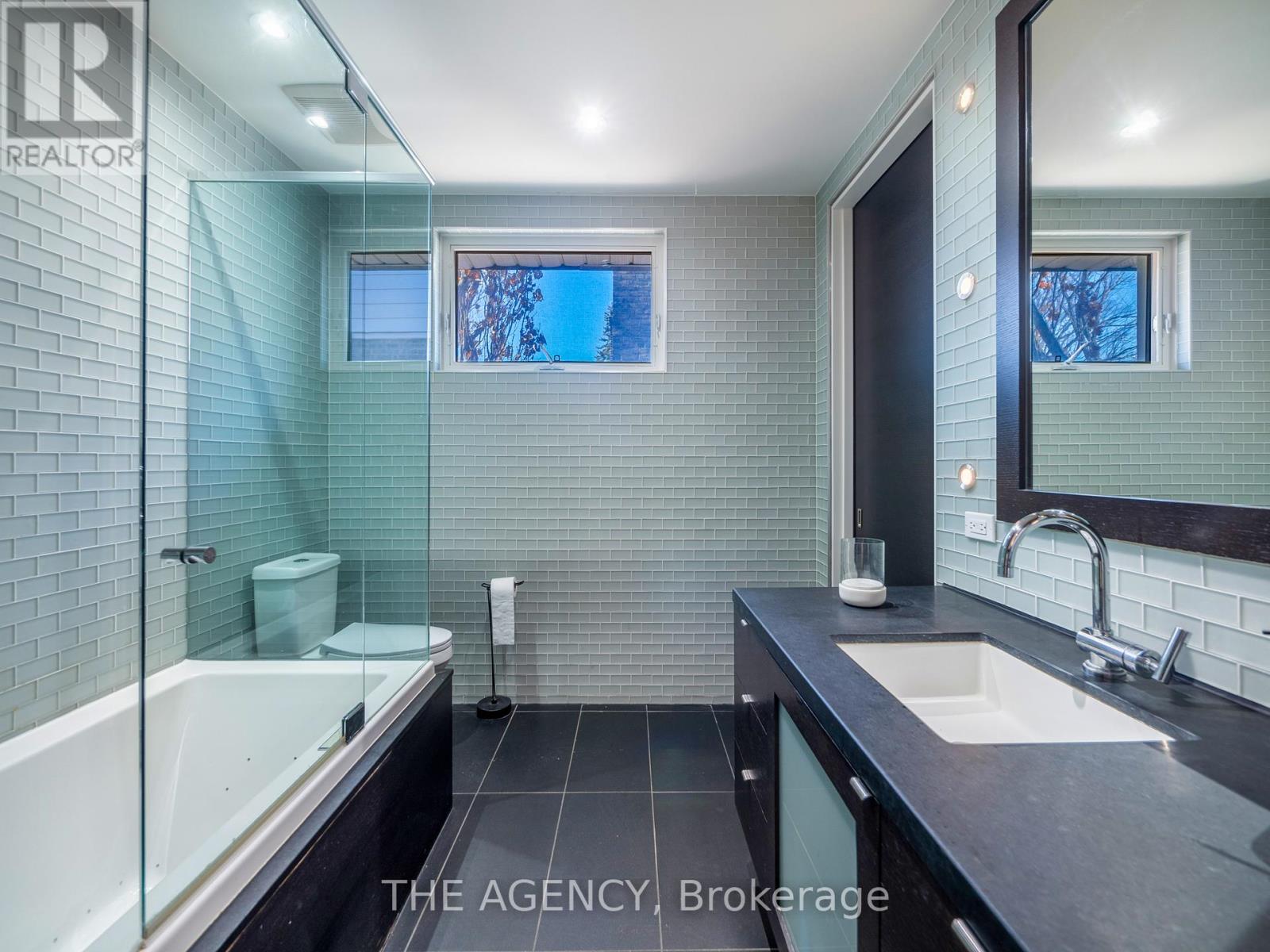 7 Douglas Crescent, Toronto, Ontario  M4W 2E6 - Photo 26 - C12124952