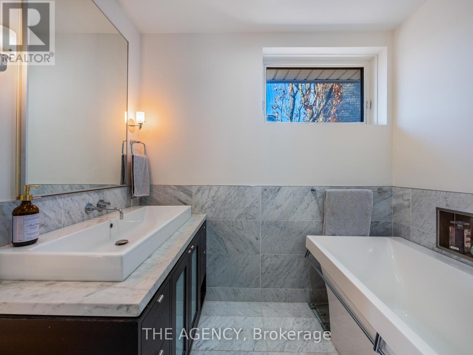 7 Douglas Crescent, Toronto, Ontario  M4W 2E6 - Photo 32 - C12124952