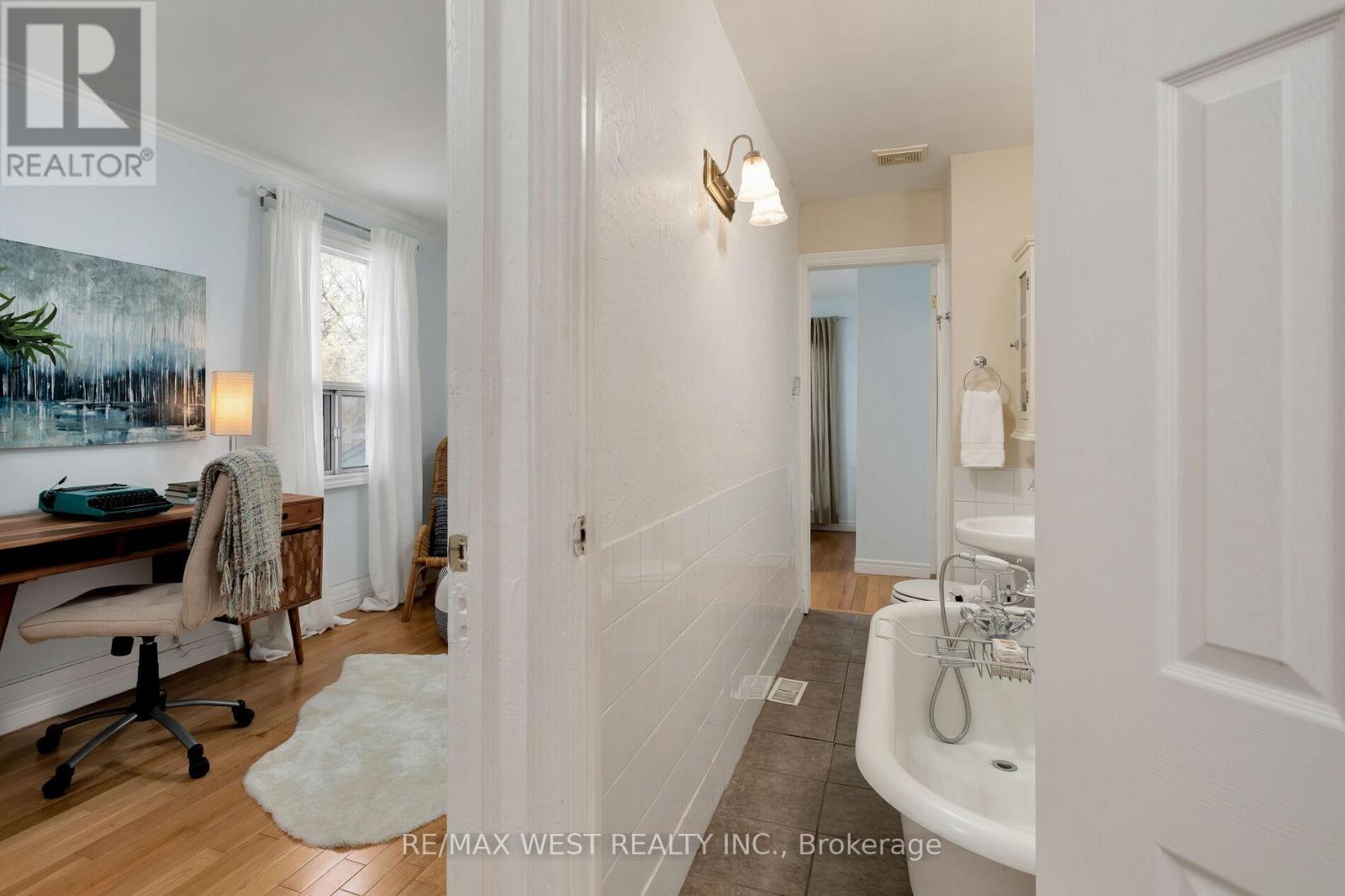 155 Rhodes Avenue, Toronto, Ontario  M4L 3A2 - Photo 33 - E12124977