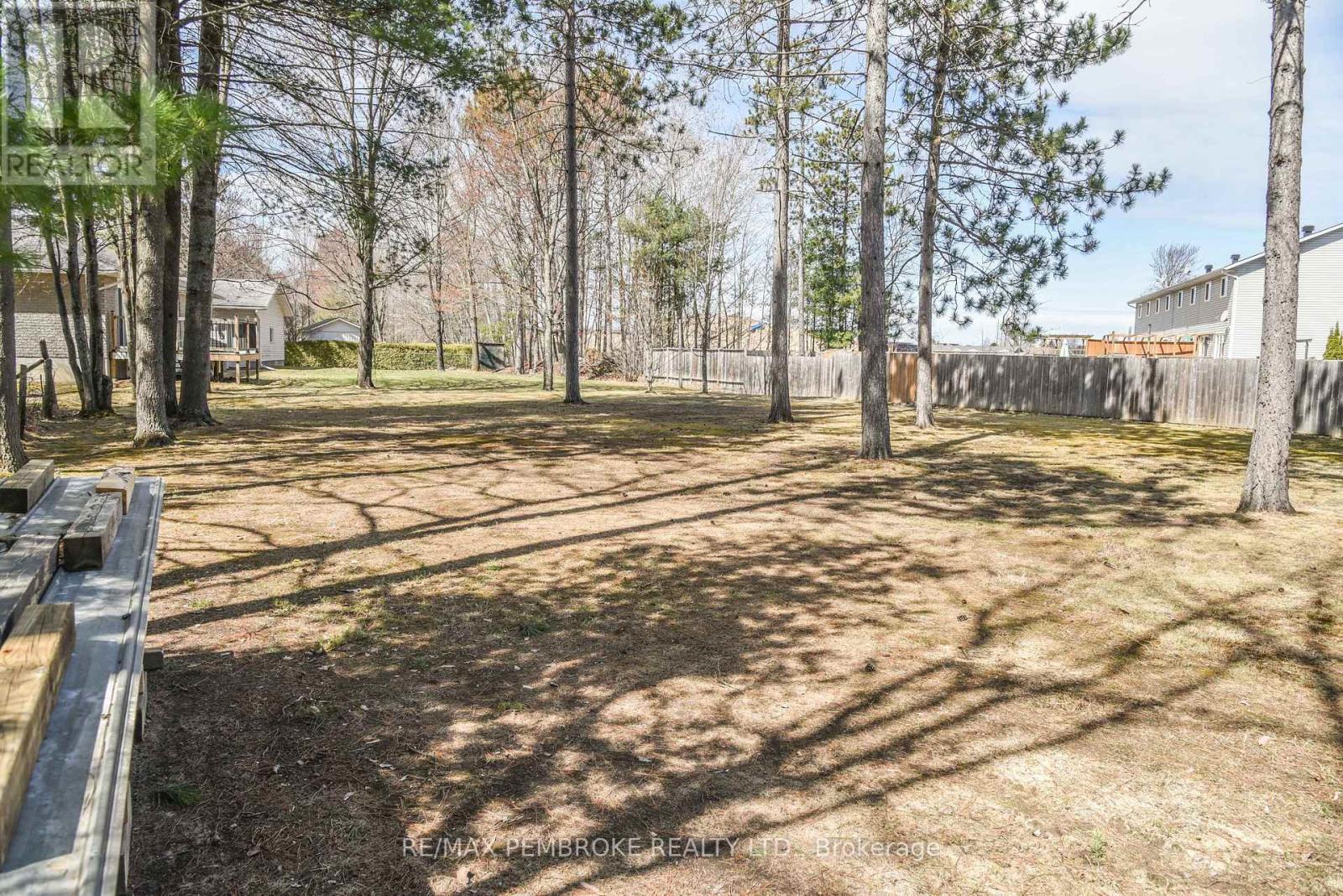 17 Charles Street, Petawawa, Ontario  K8H 2K1 - Photo 37 - X12110867