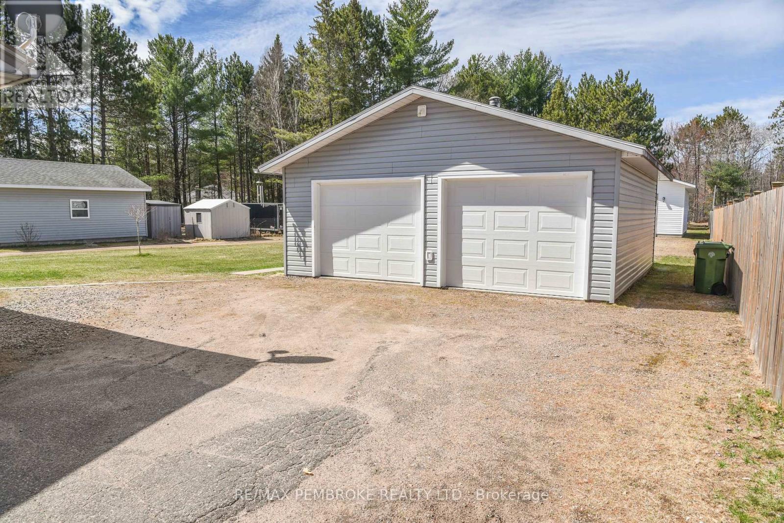 17 Charles Street, Petawawa, Ontario  K8H 2K1 - Photo 45 - X12110867