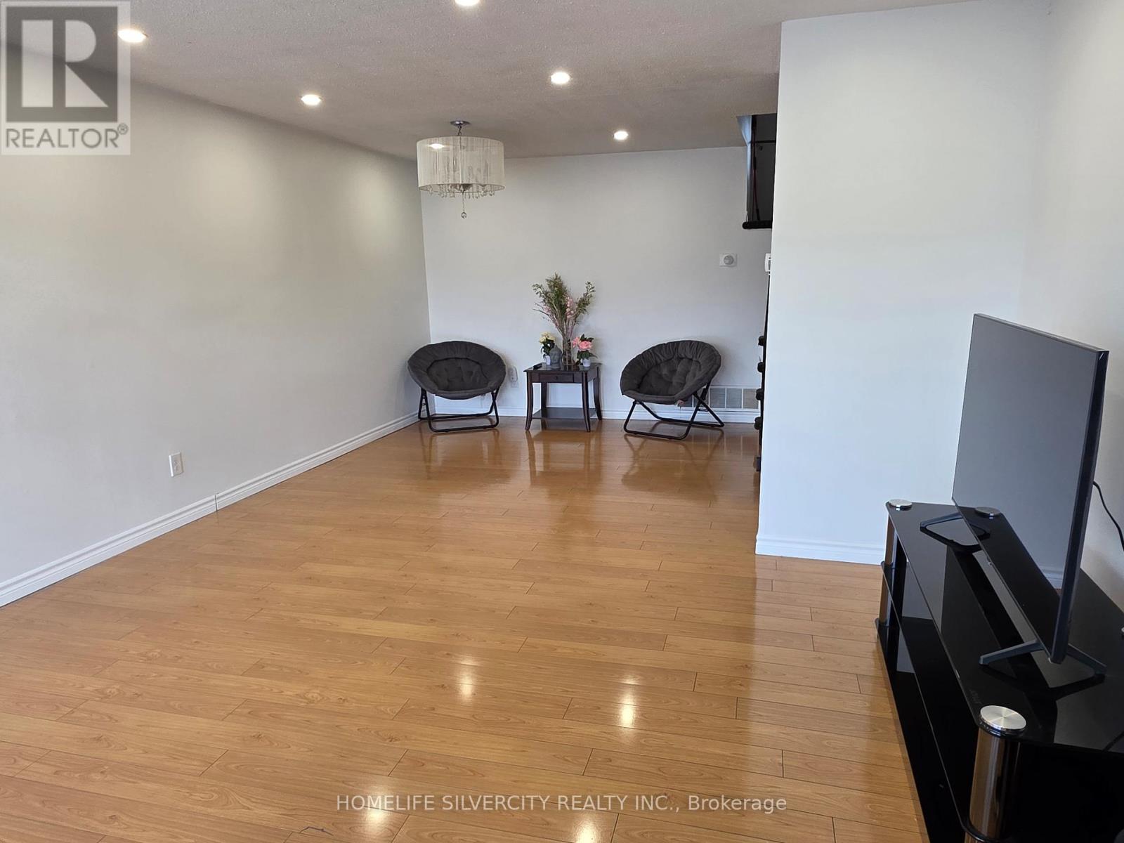3758 Keenan Crescent, Mississauga, Ontario  L4T 3M2 - Photo 3 - W12083204