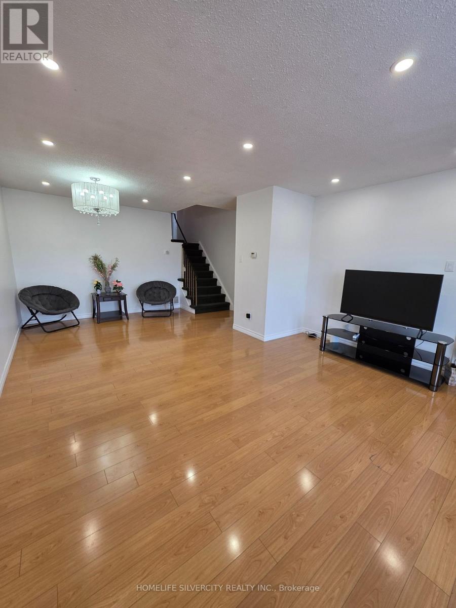 3758 Keenan Crescent, Mississauga, Ontario  L4T 3M2 - Photo 9 - W12083204