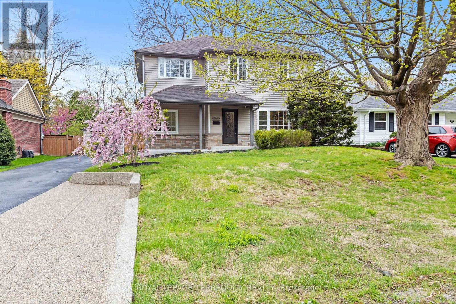 Property at 944 LONG DRIVE image 1