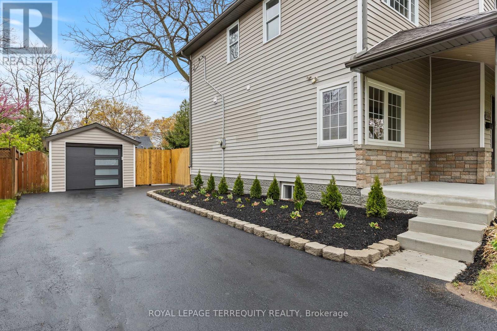 944 Long Drive, Burlington, Ontario  L7T 3K1 - Photo 25 - W12124922