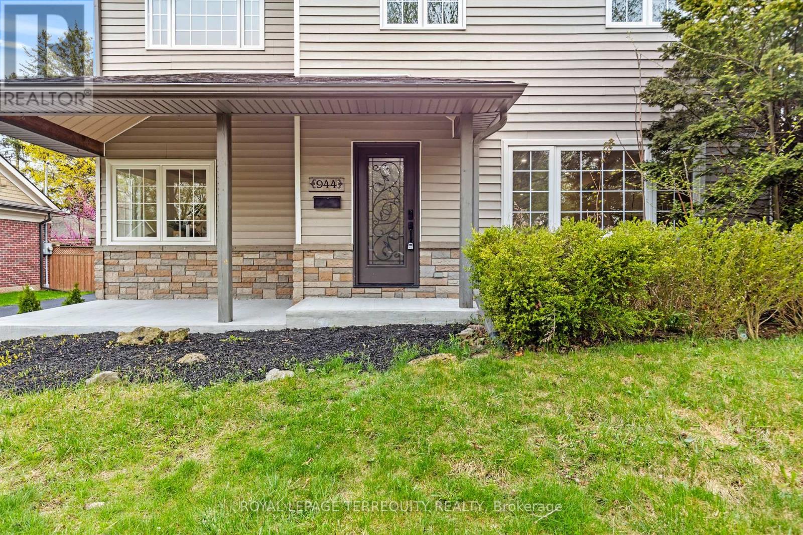 Property at 944 LONG DRIVE image 3