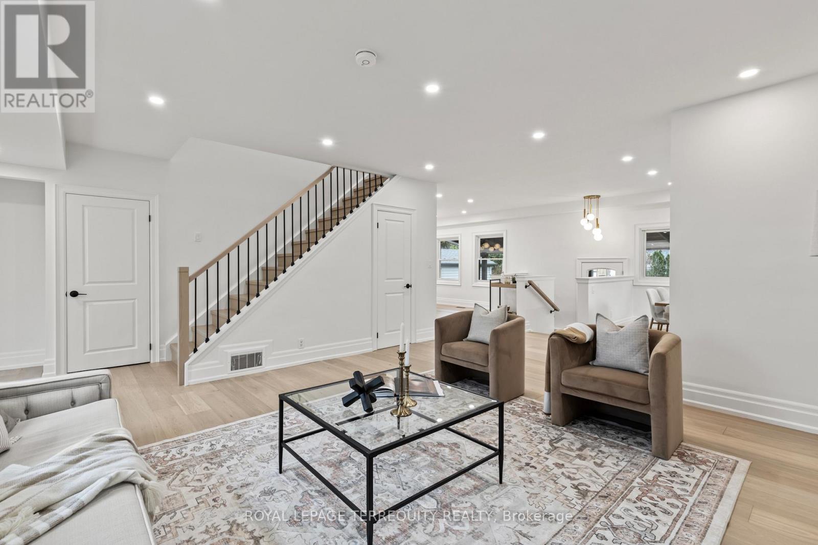 Property at 944 LONG DRIVE image 5