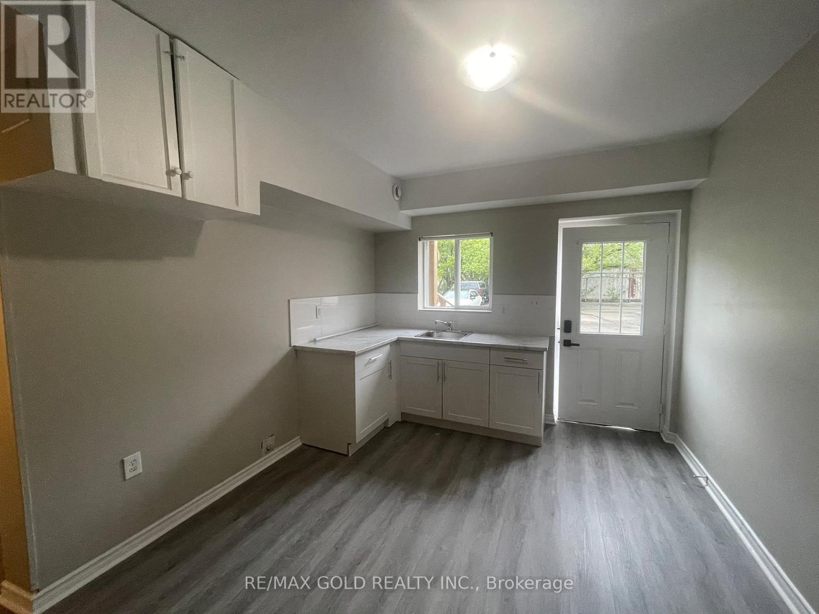 Unit 5 (Rear) - 78 Geneva Street, St. Catharines, Ontario  L2R 4M8 - Photo 7 - X12098312