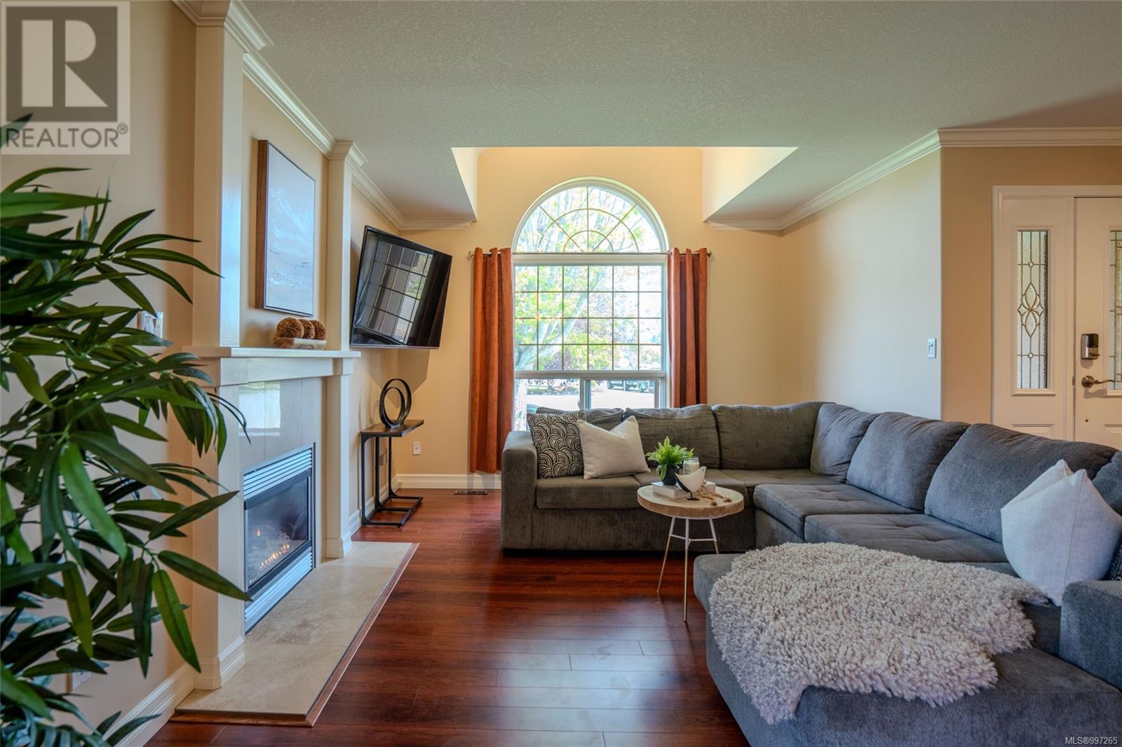 Property at 207 Chestnut St image 5