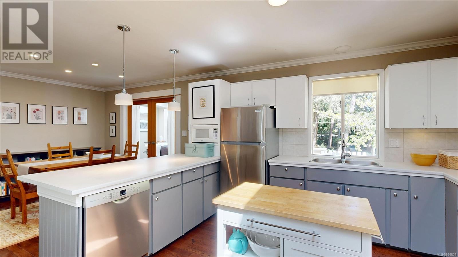 Property at 1560 Violet Cres image 5