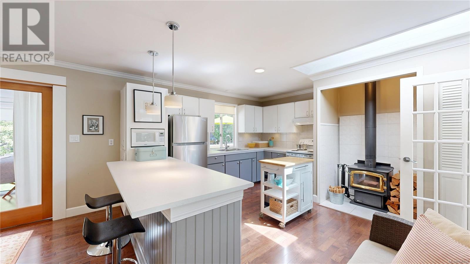 Property at 1560 Violet Cres image 3