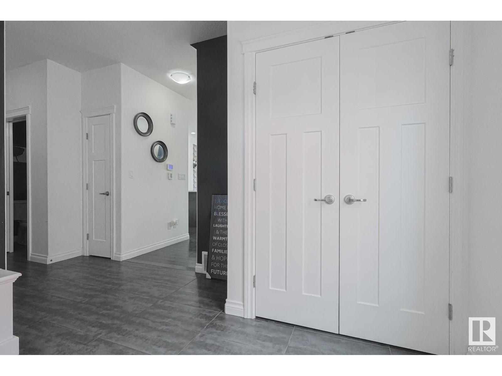 Property at 720 CHARLESWORTH WY SW image 3