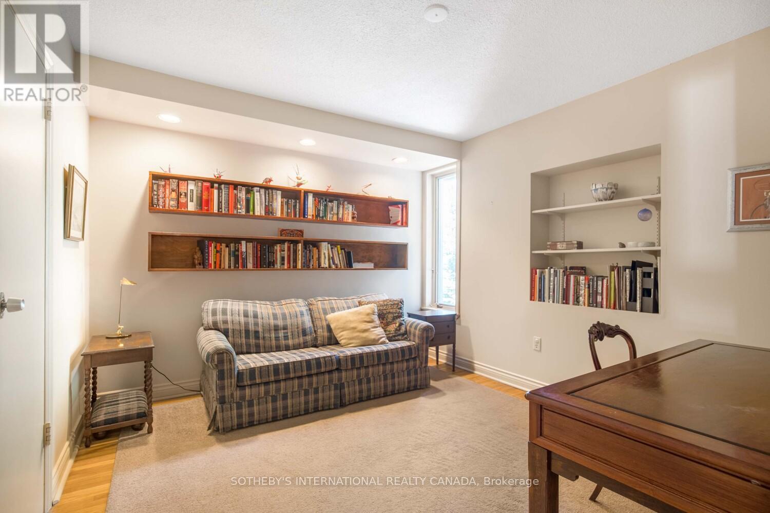 305 Bessborough Drive, Toronto, Ontario  M4G 3K9 - Photo 17 - C12125061