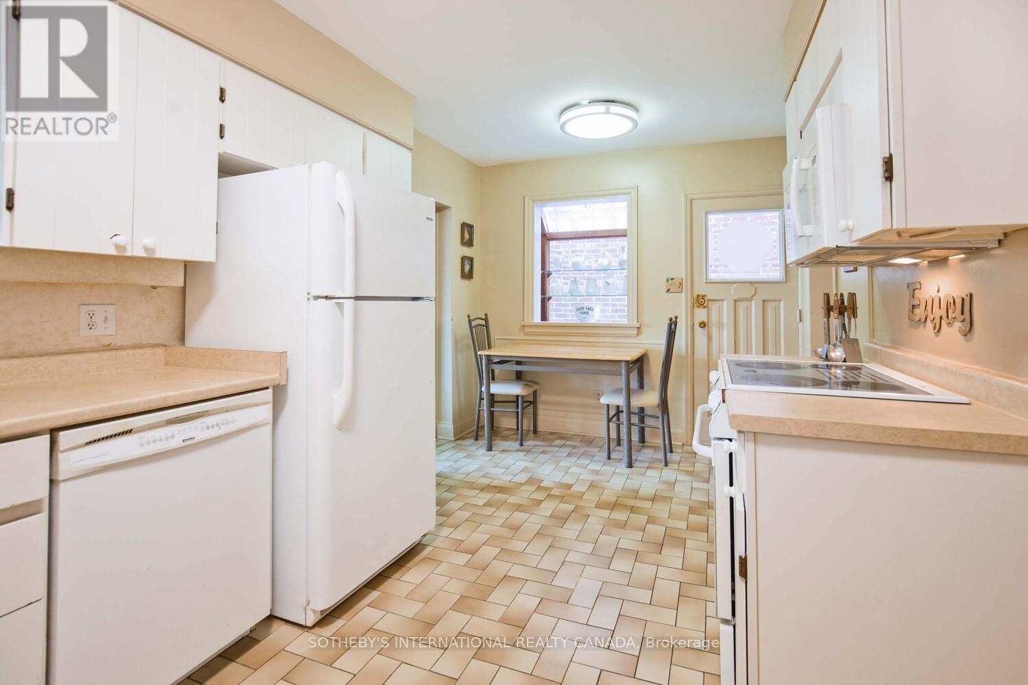 305 Bessborough Drive, Toronto, Ontario  M4G 3K9 - Photo 9 - C12125061