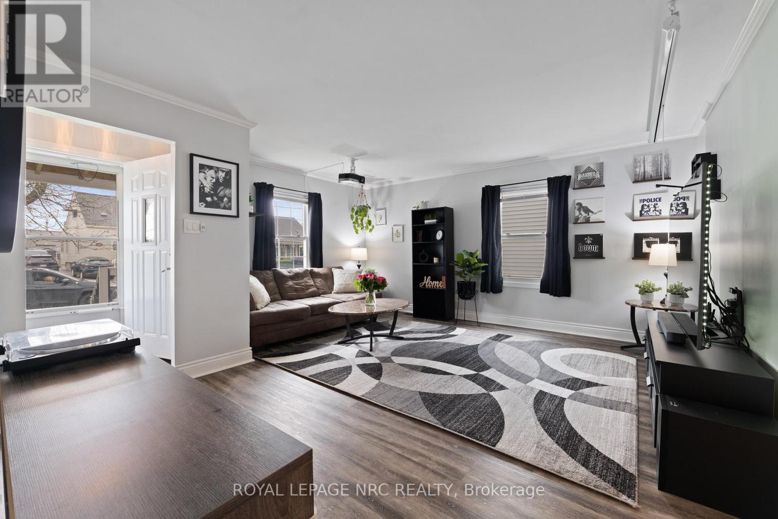 7 Lancaster Avenue, St. Catharines (E. Chester), Ontario  L2R 2R5 - Photo 4 - X12125206